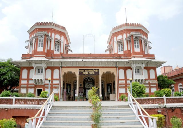 Explore museums & palaces